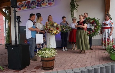 Wianki nad Wisłą w Opatowcu &ndash; tradycja, integracja i edukacja międzypokoleniowa 104