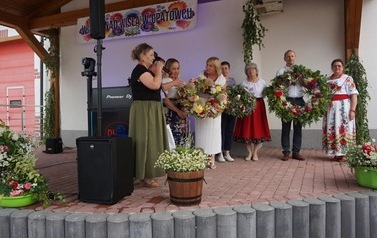 Wianki nad Wisłą w Opatowcu &ndash; tradycja, integracja i edukacja międzypokoleniowa 105