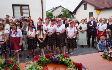 Wianki nad Wisłą w Opatowcu &ndash; tradycja, integracja i edukacja międzypokoleniowa 107
