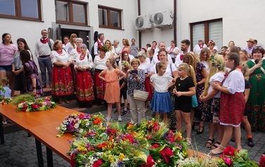 Wianki nad Wisłą w Opatowcu &ndash; tradycja, integracja i edukacja międzypokoleniowa 108