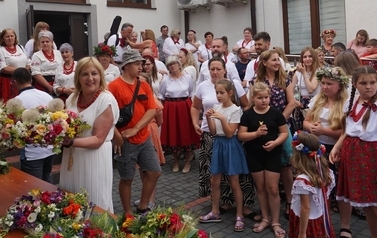Wianki nad Wisłą w Opatowcu &ndash; tradycja, integracja i edukacja międzypokoleniowa 110