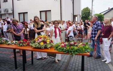 Wianki nad Wisłą w Opatowcu &ndash; tradycja, integracja i edukacja międzypokoleniowa 113