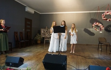 Wianki nad Wisłą w Opatowcu &ndash; tradycja, integracja i edukacja międzypokoleniowa 117