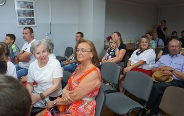 Wianki nad Wisłą w Opatowcu &ndash; tradycja, integracja i edukacja międzypokoleniowa 124