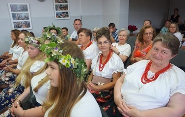 Wianki nad Wisłą w Opatowcu &ndash; tradycja, integracja i edukacja międzypokoleniowa 125