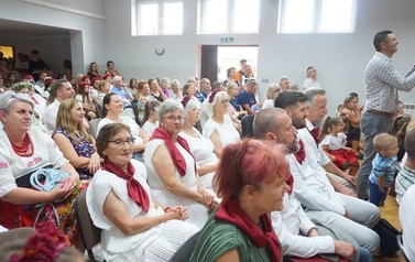 Wianki nad Wisłą w Opatowcu &ndash; tradycja, integracja i edukacja międzypokoleniowa 129
