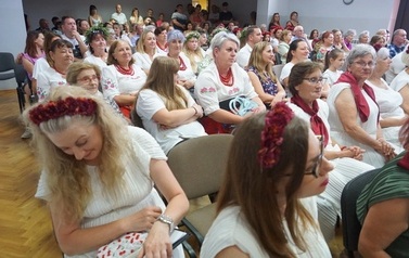Wianki nad Wisłą w Opatowcu &ndash; tradycja, integracja i edukacja międzypokoleniowa 130
