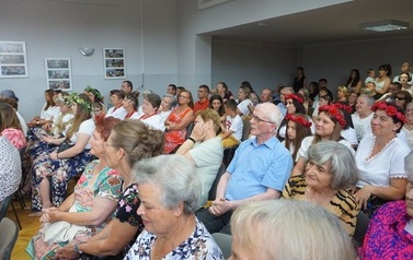 Wianki nad Wisłą w Opatowcu &ndash; tradycja, integracja i edukacja międzypokoleniowa 135