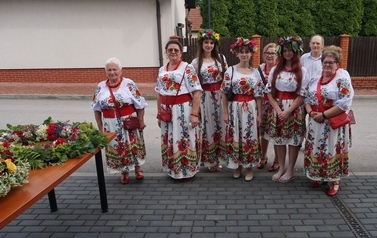 Wianki nad Wisłą w Opatowcu &ndash; tradycja, integracja i edukacja międzypokoleniowa 143