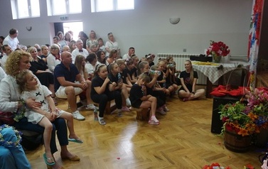 Wianki nad Wisłą w Opatowcu &ndash; tradycja, integracja i edukacja międzypokoleniowa 153