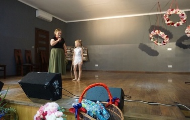 Wianki nad Wisłą w Opatowcu &ndash; tradycja, integracja i edukacja międzypokoleniowa 154