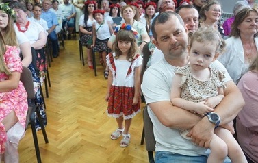 Wianki nad Wisłą w Opatowcu &ndash; tradycja, integracja i edukacja międzypokoleniowa 155