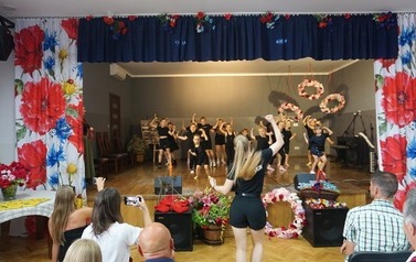 Wianki nad Wisłą w Opatowcu &ndash; tradycja, integracja i edukacja międzypokoleniowa 163