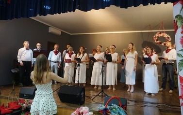 Wianki nad Wisłą w Opatowcu &ndash; tradycja, integracja i edukacja międzypokoleniowa 177