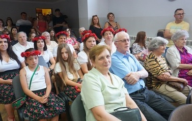 Wianki nad Wisłą w Opatowcu &ndash; tradycja, integracja i edukacja międzypokoleniowa 184