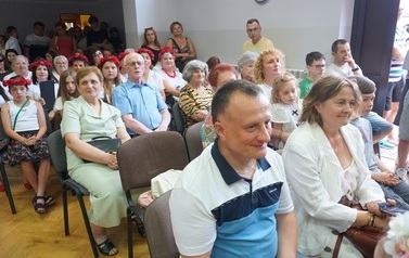 Wianki nad Wisłą w Opatowcu &ndash; tradycja, integracja i edukacja międzypokoleniowa 185
