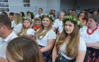 Wianki nad Wisłą w Opatowcu &ndash; tradycja, integracja i edukacja międzypokoleniowa 186