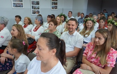 Wianki nad Wisłą w Opatowcu &ndash; tradycja, integracja i edukacja międzypokoleniowa 187