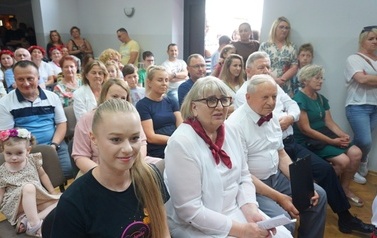 Wianki nad Wisłą w Opatowcu &ndash; tradycja, integracja i edukacja międzypokoleniowa 188