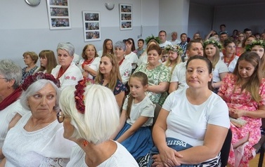Wianki nad Wisłą w Opatowcu &ndash; tradycja, integracja i edukacja międzypokoleniowa 189