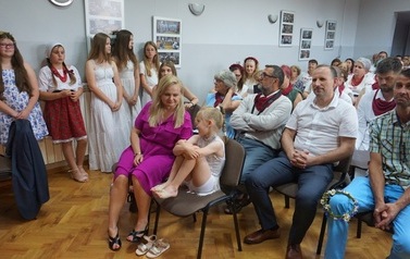 Wianki nad Wisłą w Opatowcu &ndash; tradycja, integracja i edukacja międzypokoleniowa 193