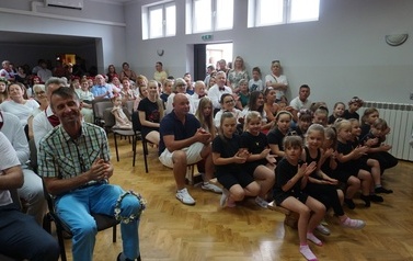 Wianki nad Wisłą w Opatowcu &ndash; tradycja, integracja i edukacja międzypokoleniowa 195