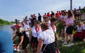 Wianki nad Wisłą w Opatowcu &ndash; barwna tradycja i święto jedności z naturą 49