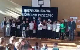Uroczyste spotkanie podsumowujące konkurs profilaktyczny pn. &bdquo;Rodzina wolna od przemocy &ndash; przyszłość bez uzależnień&rdquo;  oraz wręczenie medali &bdquo;Za Długoletnią Służbę&rdquo;.  11