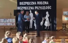 Uroczyste spotkanie podsumowujące konkurs profilaktyczny pn. &bdquo;Rodzina wolna od przemocy &ndash; przyszłość bez uzależnień&rdquo;  oraz wręczenie medali &bdquo;Za Długoletnią Służbę&rdquo;.  37