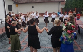 Wianki nad Wisłą w Opatowcu &ndash; tradycja, integracja i edukacja międzypokoleniowa 4