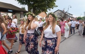 Wianki nad Wisłą w Opatowcu &ndash; tradycja, integracja i edukacja międzypokoleniowa 88