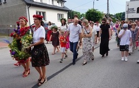 Wianki nad Wisłą w Opatowcu &ndash; tradycja, integracja i edukacja międzypokoleniowa 89