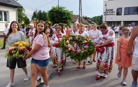 Wianki nad Wisłą w Opatowcu &ndash; tradycja, integracja i edukacja międzypokoleniowa 94