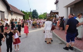 Wianki nad Wisłą w Opatowcu &ndash; tradycja, integracja i edukacja międzypokoleniowa 98