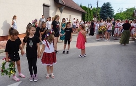 Wianki nad Wisłą w Opatowcu &ndash; tradycja, integracja i edukacja międzypokoleniowa 99