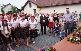 Wianki nad Wisłą w Opatowcu &ndash; tradycja, integracja i edukacja międzypokoleniowa 106