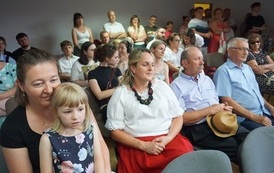 Wianki nad Wisłą w Opatowcu &ndash; tradycja, integracja i edukacja międzypokoleniowa 126