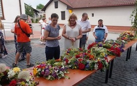 Wianki nad Wisłą w Opatowcu &ndash; tradycja, integracja i edukacja międzypokoleniowa 145