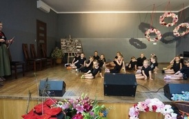 Wianki nad Wisłą w Opatowcu &ndash; tradycja, integracja i edukacja międzypokoleniowa 164