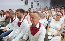 Wianki nad Wisłą w Opatowcu &ndash; tradycja, integracja i edukacja międzypokoleniowa 190