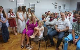 Wianki nad Wisłą w Opatowcu &ndash; tradycja, integracja i edukacja międzypokoleniowa 193