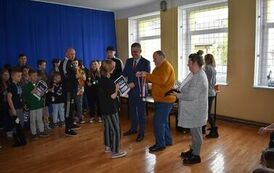 Przekazanie sprzętu treningowego w ramach &bdquo;Sportowej jesieni w Gminie Opatowiec&rdquo; 11