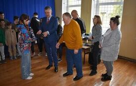 Przekazanie sprzętu treningowego w ramach &bdquo;Sportowej jesieni w Gminie Opatowiec&rdquo; 09