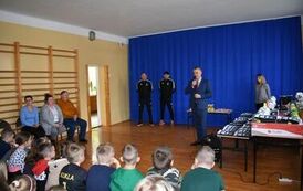 Przekazanie sprzętu treningowego w ramach &bdquo;Sportowej jesieni w Gminie Opatowiec&rdquo; 05