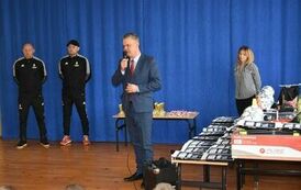 Przekazanie sprzętu treningowego w ramach &bdquo;Sportowej jesieni w Gminie Opatowiec&rdquo; 04