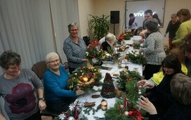 Podczas warsztat&oacute;w mieszkańcy gminy Opatowiec stworzyli piękne dekoracje 08