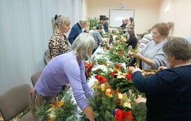 Podczas warsztat&oacute;w mieszkańcy gminy Opatowiec stworzyli piękne dekoracje 07