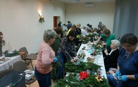 Podczas warsztat&oacute;w mieszkańcy gminy Opatowiec stworzyli piękne dekoracje 06