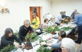 Podczas warsztat&oacute;w mieszkańcy gminy Opatowiec stworzyli piękne dekoracje 05