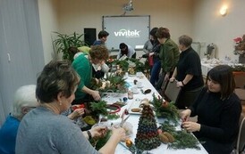 Podczas warsztat&oacute;w mieszkańcy gminy Opatowiec stworzyli piękne dekoracje 04
